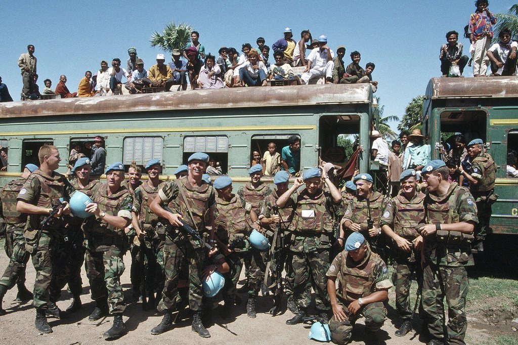 1993 میں تھائی لینڈ سے واپس آنے والے کمبوڈیا کے پناہ گزینوں سے لدی ٹرین کو ہالینڈ تعلق رکھنے والے امن فوجی تحفظ فراہم کر رہے ہیں۔