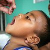 طفل يبلغ من العمر ثلاث سنوات يتلقى جرعة من فيتامين A