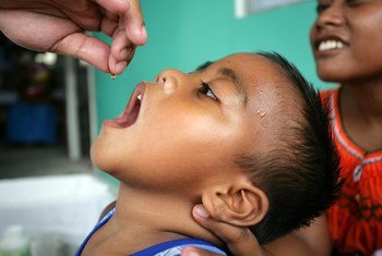 Mweti, de tres años, recibe una dosis de vitamina A en Kiribati.