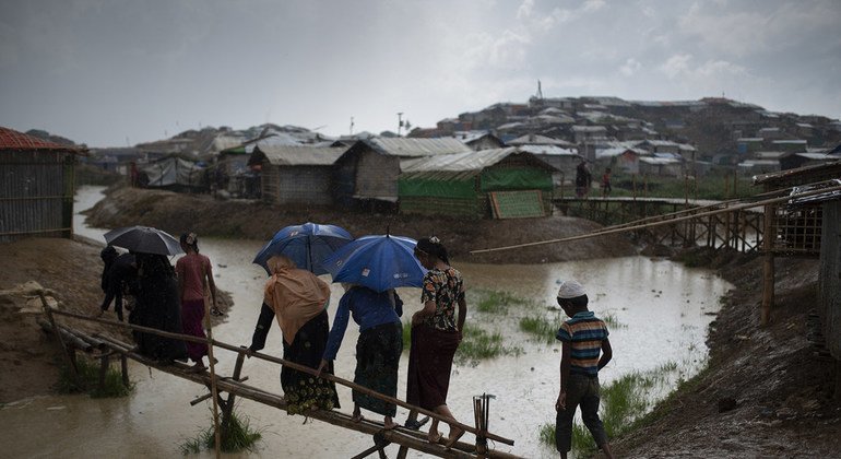 Refugiados rohinyás bajo las lluvias monzónicas en el campamento de Balukhali, en el distrito de Cox's Bazaar.