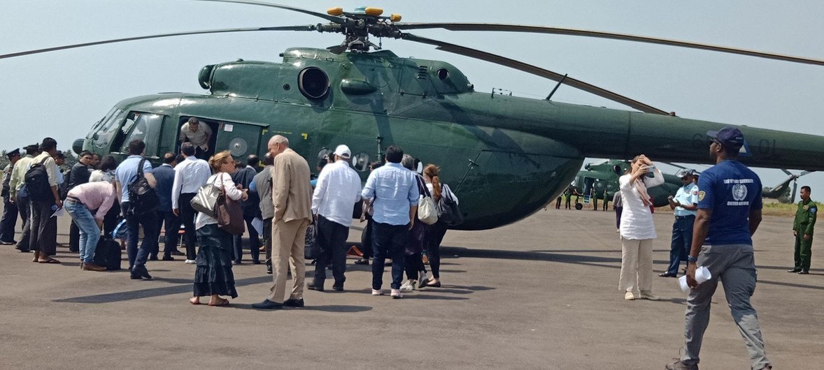 Une délégation du Conseil de sécurité de l'ONU, en mission au Myanmar, s'apprête à monter dans un hélicoptère à l'aéroport de Sittwe, dans l'Etat de Rakhine.