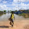 2018年4月30日，在索马里一个遭受严重水灾的小镇，一名男孩正在淌水。 这个镇有超过15万人因最近的洪水而流离失所。
