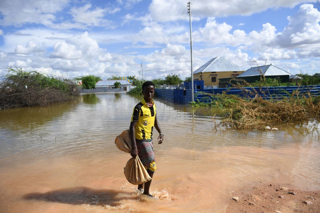2018年4月30日，在索马里一个遭受严重水灾的小镇，一名男孩正在淌水。 这个镇有超过15万人因最近的洪水而流离失所。