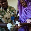 Una mujer de Labado del este de Darfur, es atendida por una enfermera en la base UNAMID debido al poco acceso de cuidado de salud en el área. 