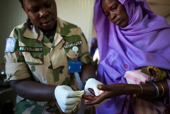 Una mujer de Labado del este de Darfur, es atendida por una enfermera en la base UNAMID debido al poco acceso de cuidado de salud en el área. 
