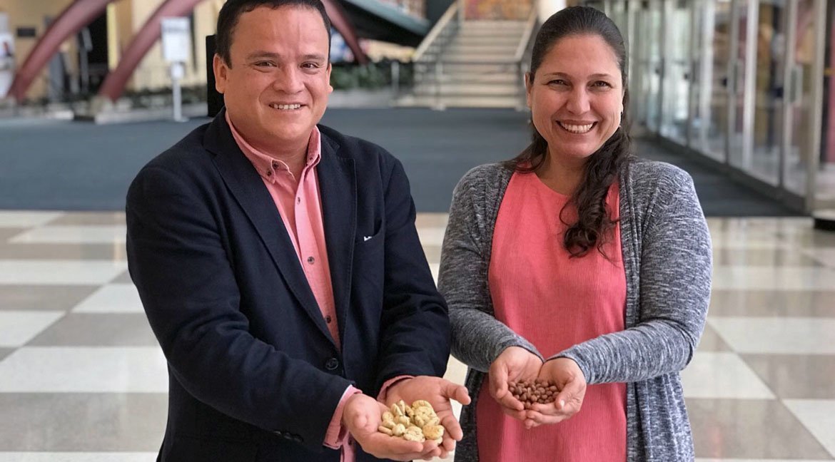 Karina Pinasco y Miguel Tang muestran productos con sabor a conservación.