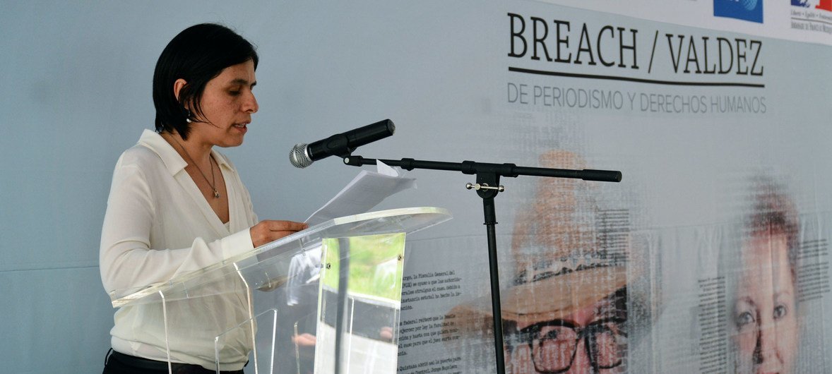 Daniela Rea recibe el galardón del Premio Breach / Valdez de Periodismo y Derechos Humanos de las manos del periodista José Reveles y de Griselda Triana, esposa de Javier Valdez. 