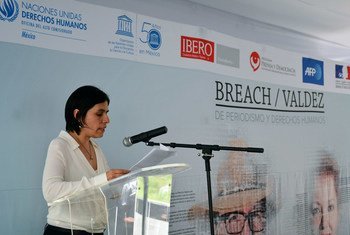 La periodista mexicana Daniela Rea habla desde un podio durante una ceremonia en México.