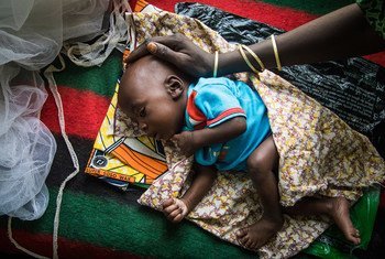 Mãe cuida do seu bebé em Diffa, Niger. 