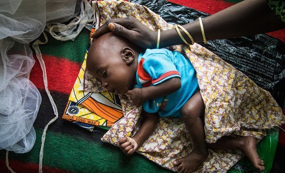 Mãe cuida do seu bebé em Diffa, Niger. 