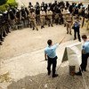 Des policiers de l'ONU originaires de France et du Pakistan se préparent à mener un exercice de contrôle des foules avec des membres de la police nationale haïtienne en avril 2008.