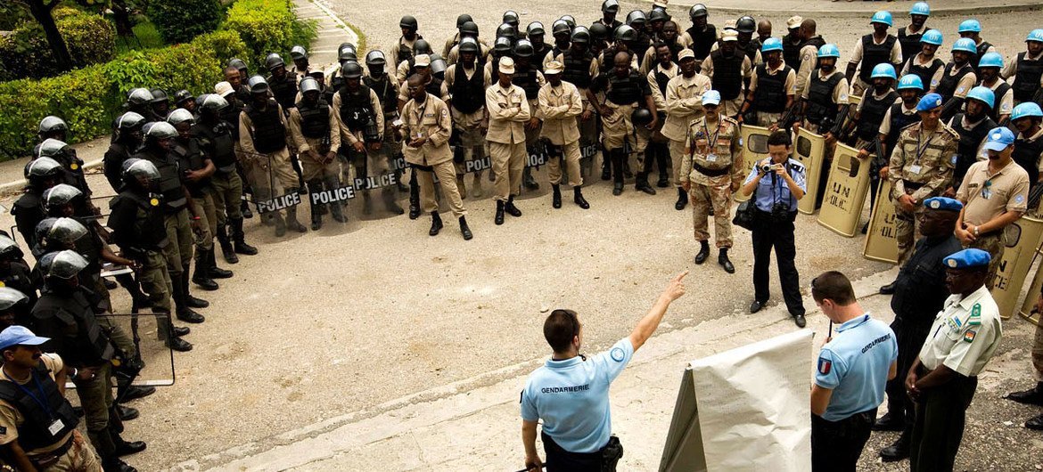 Полицейские ООН из Франции и Пакистана готовятся к учениям по управлению толпой. Гаити, апрель 2008 года