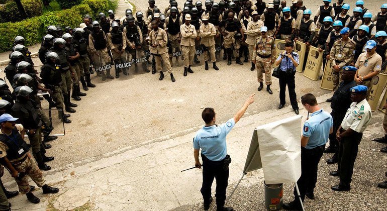 Des policiers de l'ONU originaires de France et du Pakistan se préparent à mener un exercice de contrôle des foules avec des membres de la police nationale haïtienne en avril 2008.