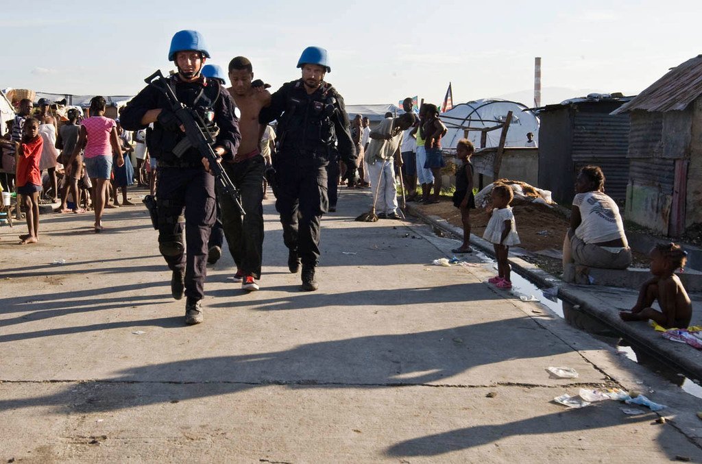 2010 年 6 月，当时的联合国维和军警与海地国家警察联合开展安全行动。