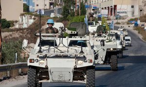 En el 2013, soldados de la paz de Indonesia y Francia desplegados con la UNIFIL se muestran conduciendo una patrulla a lo largo de la Línea Azul cerca del pueblo de El Adeisse, en el sur de Líbano. 