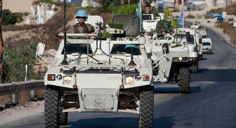Des soldats de la paix indonésiens et français déployés avec la FINUL mènent une patrouille conjointe le long de la Ligne bleue près de la ville d'El Adeisse, au Sud-Liban, en 2013.