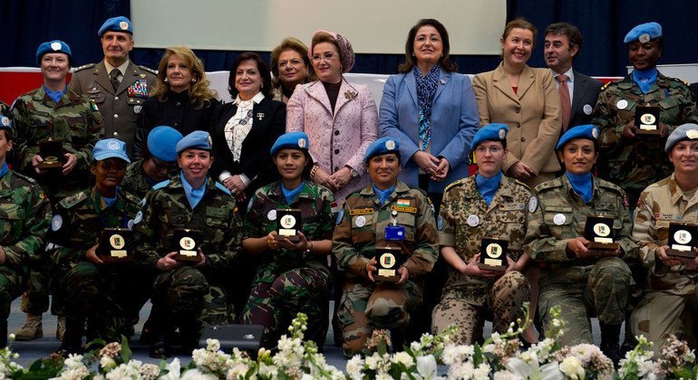 Cascos azules reciben un homenaje en una ceremonia en Tiro, en el sur de El Líbano. La Comisión Nacional Libanesa para las Mujeres Libanesas entregó medallas a 17 mujeres encargadas del mantenimiento de la paz, incluida una militar francesa.
