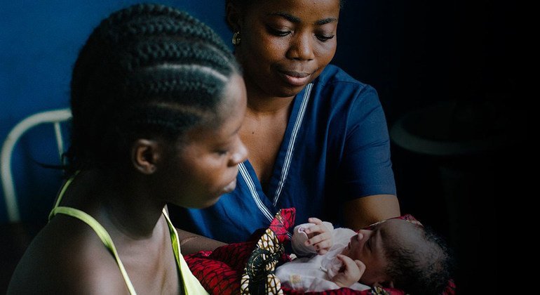 No continente africano, quase 10% do total de partos assistidos por um profissional de saúde qualificado custam 40% da renda anual.