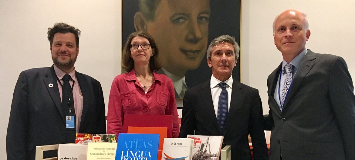 O presidente do Camões – Instituto da Cooperação e da Língua, Luís Faro Ramos, com o chefe da Biblioteca Dag Hammarskjöld, Thanos Giannakopoulos. 
