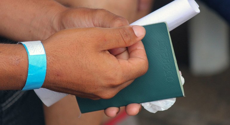 Un migrante venezolano sujeta su permiso para poder trabajar en Brasil.