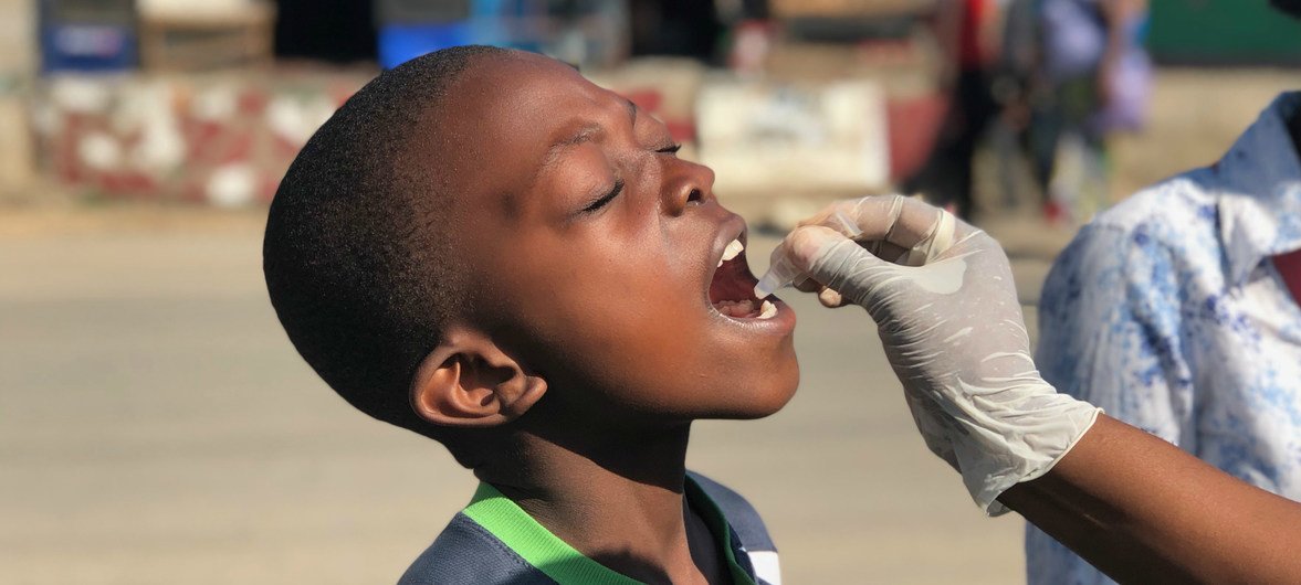 Crianças migrantes têm direitos a serviços de saúde, como esta campanha de vacinação na Zâmbia