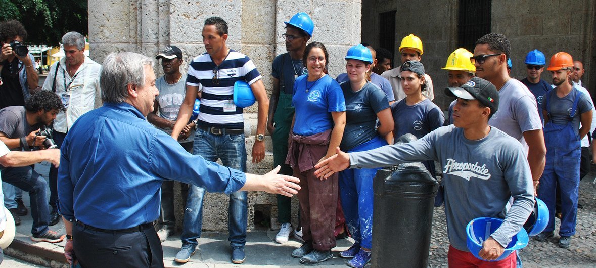 Генеральный секретарь ООН Антониу Гутерриш встретился в Гаване с группой строителей. 