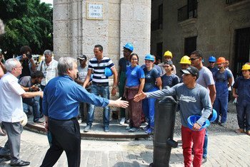 El Secretario General, António Guterres, saluda a trabajadores de la construcción en La Habana, en Cuba, durante una visita al país en mayo de 2018.