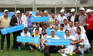 مباراة كرة قدم ودية بين شباب اللاجئين الفلسطينيين و موظفي الأونروا ضمن حملتها "الكرامة لا تقدر بثمن" لمواجهة نقص التمويل  - غزة 