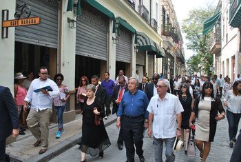 Alicia Bárcena et António Guterres visitent la Vieille Havane lors de leur visite à Cuba en mai 2018.