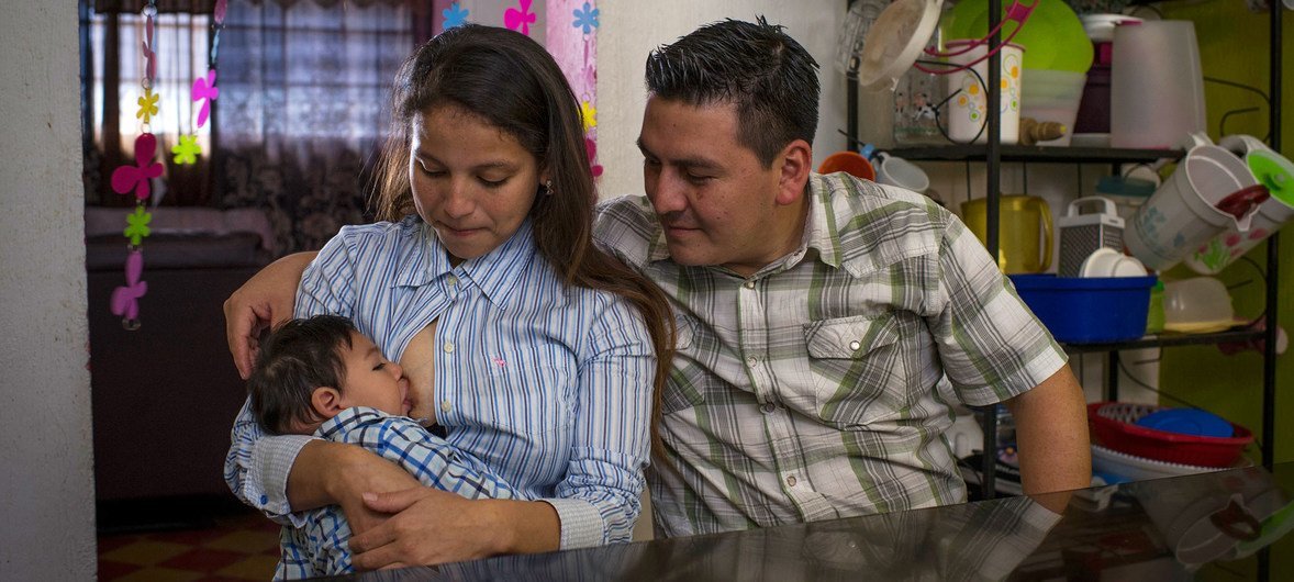 Sandra y su marido Deyvi dan de mamar a su bebé de nueve meses, Danilo, que nació con la enfermedad del Zika y microencefalia, en la cocina de su casa en Ciudad de Guatemala