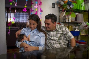 Sandra y su marido Deyvi dan de mamar a su bebé de nueve meses, Danilo, que nació con la enfermedad del Zika y microencefalia, en la cocina de su casa en Ciudad de Guatemala