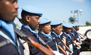 Los miembros de la Unidad de Policía Formada de Rwanda de la Misión de la ONU en Haití durante la visita en febrero de 2018 de Jeremie de Bintou Keita, el Subsecretario General de Operaciones de Mantenimiento de la Paz.