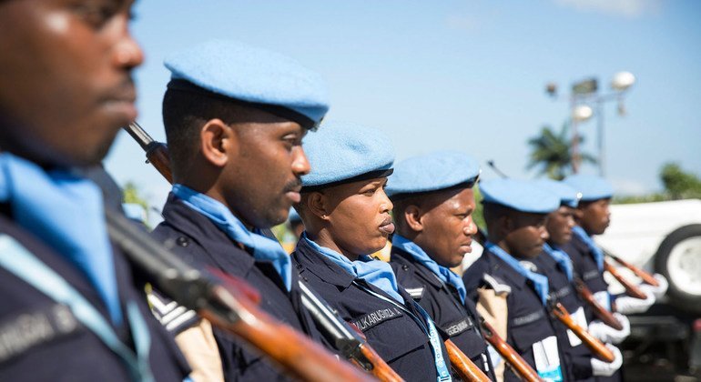 Los miembros de la Unidad de Policía Formada de Rwanda de la Misión de la ONU en Haití durante la visita en febrero de 2018 de Jeremie de Bintou Keita, el Subsecretario General de Operaciones de Mantenimiento de la Paz.