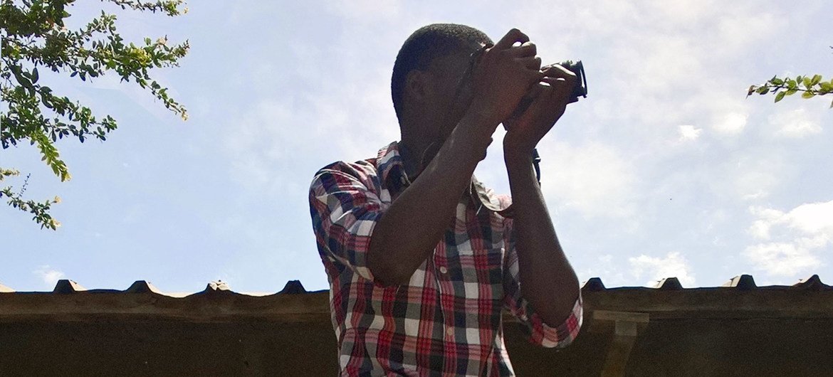 Le journaliste sénégalais Moussa Ngom prend quelques photos à Dakar pour un reportage sur la pêche.