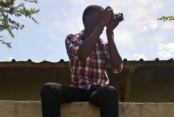 Le journaliste sénégalais Moussa Ngom prend quelques photos à Dakar pour un reportage sur la pêche.