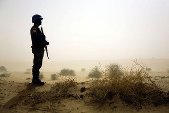 在非洲联盟—联合国达尔富尔混合行动服役的一名来自卢旺达的维和人员正在执行任务。