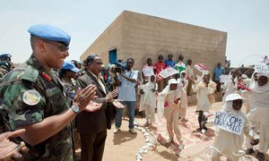 El teniente general Patrick Nyamumbwa de Rwanda (izquierda), celebra la apertura de 10 nuevas aulas para desplazados en el norte de Darfur.
