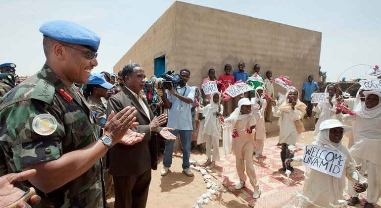 El teniente general Patrick Nyamumbwa de Rwanda (izquierda), celebra la apertura de 10 nuevas aulas para desplazados en el norte de Darfur.