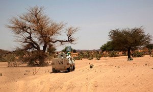 Personal de mantenimiento de la paz de UNAMID escolta a personal que trabaja en la misión de protección de niños al igual que desarmamento, desmovilización y reintegración, en un viaje en julio de 2015 vía El Fasher a Kafoud en el norte de Darfur.  