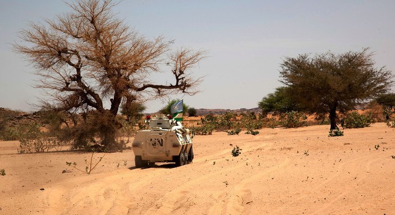 Personal de mantenimiento de la paz de UNAMID escolta a personal que trabaja en la misión de protección de niños al igual que desarmamento, desmovilización y reintegración, en un viaje en julio de 2015 vía El Fasher a Kafoud en el norte de Darfur.  