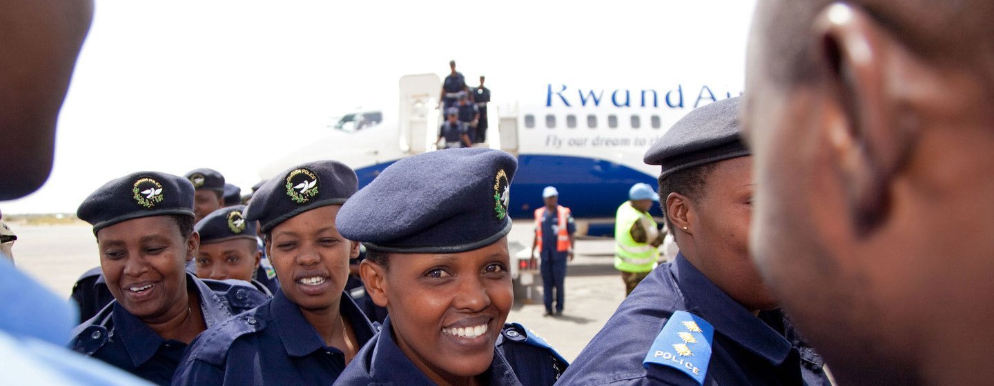 Llegada de 89 mujeres policías ruandesas e la región sudanesa de Darfur en octubre de 2010 para servir en UNAMID.