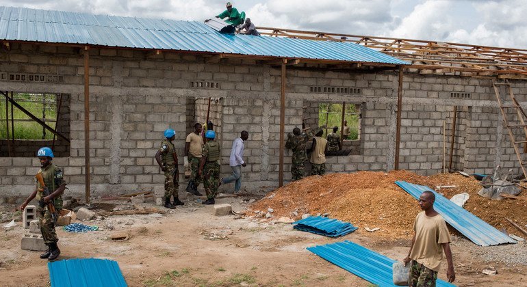 El personal de paz de Rwanda que trabaja en Sudán del Sur trabaja con la comunidad local para construir una nueva escuela para niños en Kapuri en octubre de 2014.