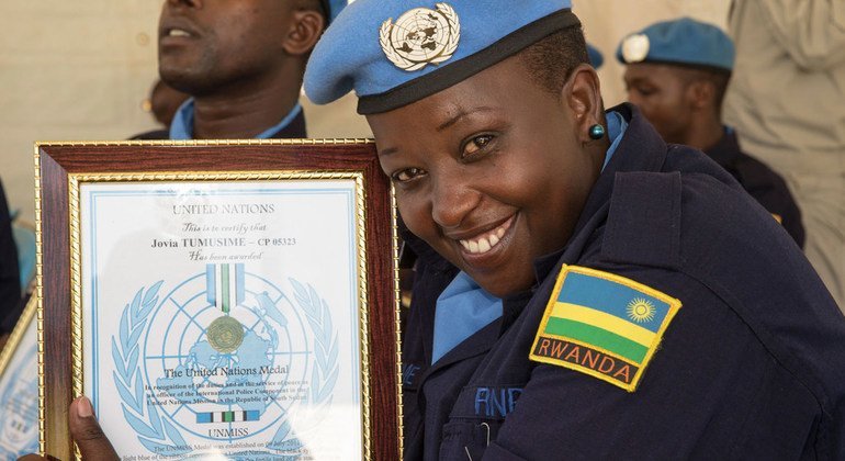 Twenty-seven Rwandan police officers serving with the UN Mission in South Sudan (UNMISS), including six women, received their service medals during a ceremony held in the capital, Juba, in September 2015.