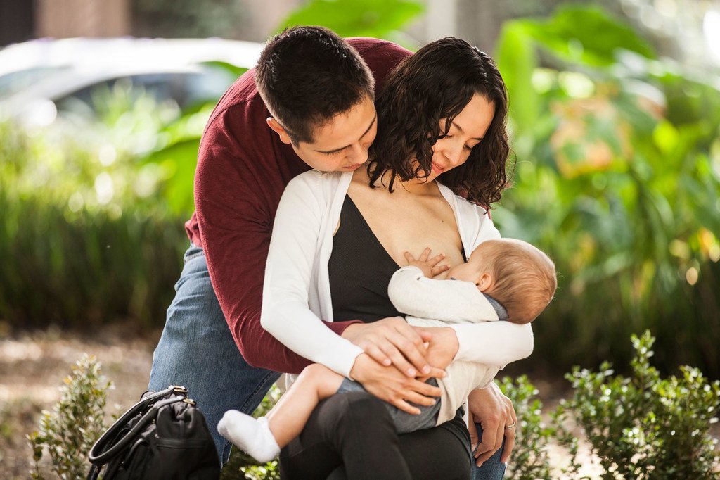Una mujer da el pecho a su bebé en un lugar público, en México. 