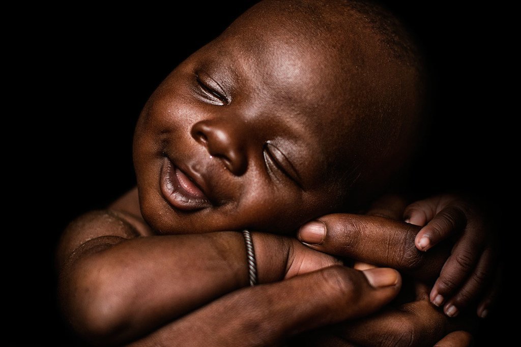 الطفل يوسف سانوغو البالغ من العمر 24 يوما، مع والدته في مركز صحي مجتمعي في كوماتو في مالي.