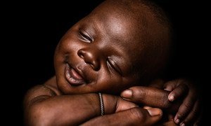 الطفل يوسف سانوغو البالغ من العمر 24 يوما، مع والدته في مركز صحي مجتمعي في كوماتو في مالي.
