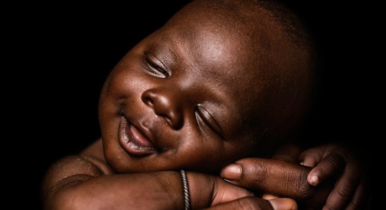 En Mali, un bebé de 24 días duerme en brazos de su madre, Hawa Diawara, en un centro de salud de Koumatou.