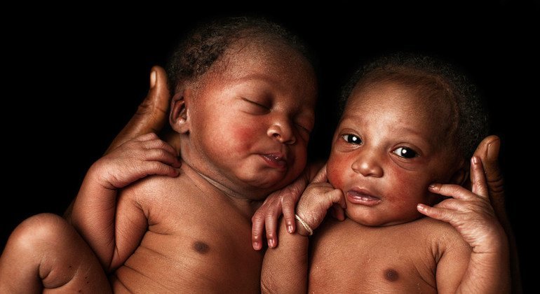 En Mali, dos gemelos de un día, Foune y Wassa, juegan en los brazos de su madre en un centro de salud de Bougouni.