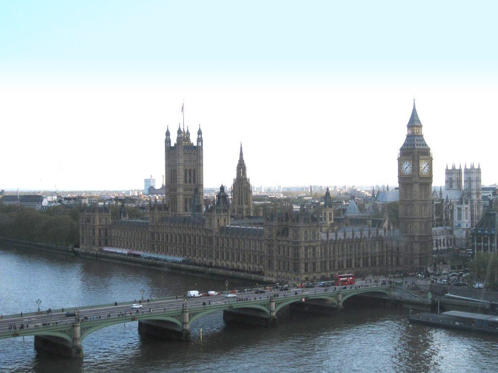 صورة مأخوذة لقصر وستمنستر ووسط لندن عبر نهر التايمز.
