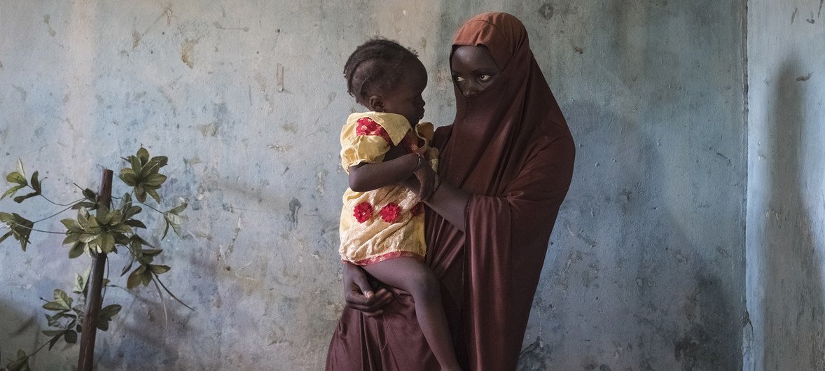Dada, de 15 años, fue secuestrada por Boko Haram y quedó embarazada de su hija tras ser violada.